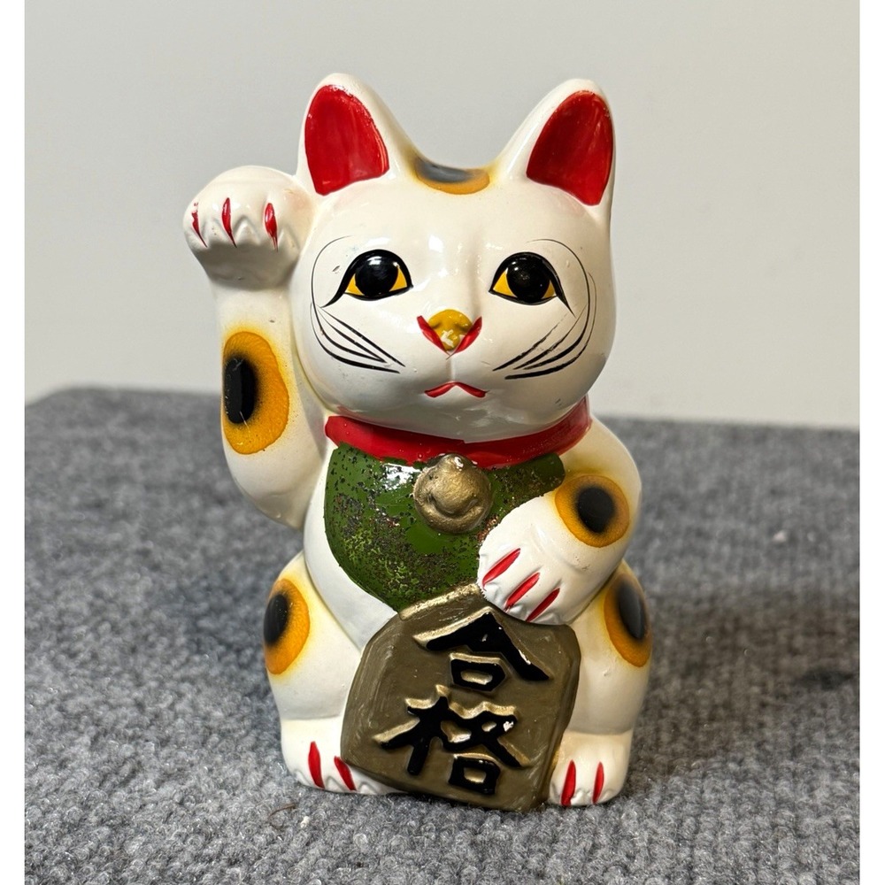 Japanese Maneki Neko Beckoning Cat Figurine Coin Bank White Red Collar Gold Coin